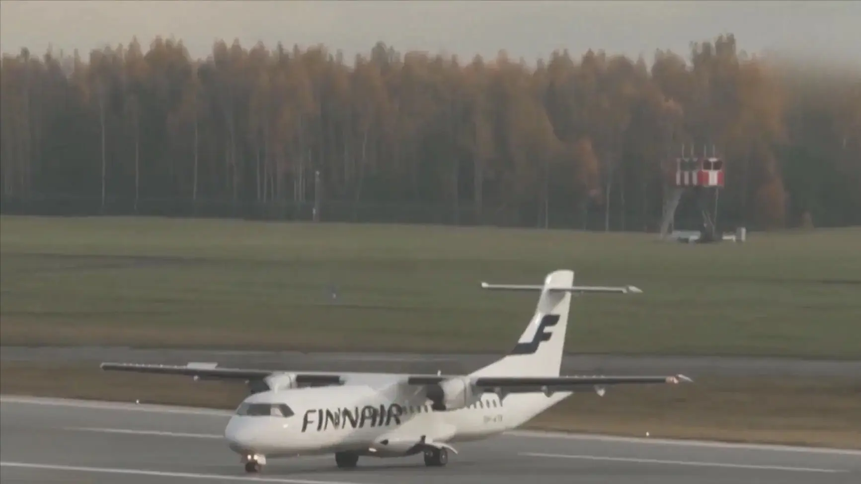 Sân bay Litva lại đóng cửa vì khinh khí cầu